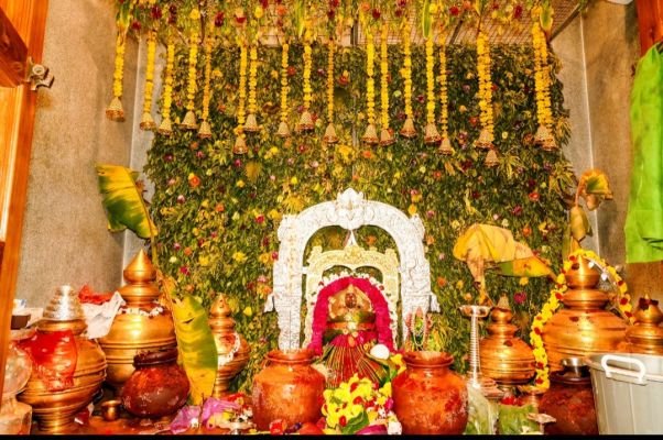 పైడితల్లి అమ్మవారి ఆలయానికి పోటెత్తిన భక్తులు*  *సోమవారం తొలేళ్ల ఉత్సవానికి ఏర్పాట్లు*