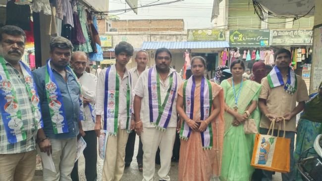 ఆప్యాయత అనురాగాలతో ప్రచారం నిర్వహించిన వైసిపి 32 వ వార్డు కౌన్సిలర్ అభ్యర్థి సేగు తేజశ్రీ