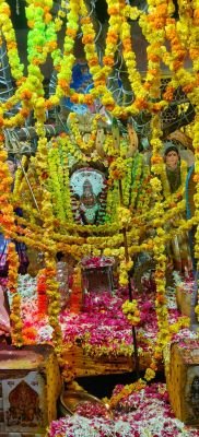శ్రీ లక్ష్మీ అమ్మవారికి విశేషాలంకరణ..