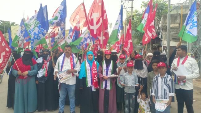 అవ్వతాత..అన్న అక్క.. కంకి కొడవలి గుర్తుపై ఓటు వేసి గెలిపించండి.. కౌన్సిలర్ అభ్యర్థి సబిహా ప్రచారం