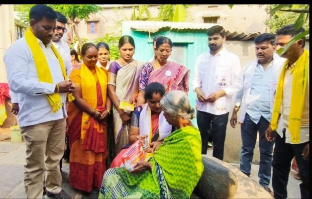 కళ్యాణదుర్గం లో మున్సిపల్ ఎన్నికల్లో భాగంగా కూటమి అభ్యర్థులు జోరుగా ఇంటింటి ప్రచారం.