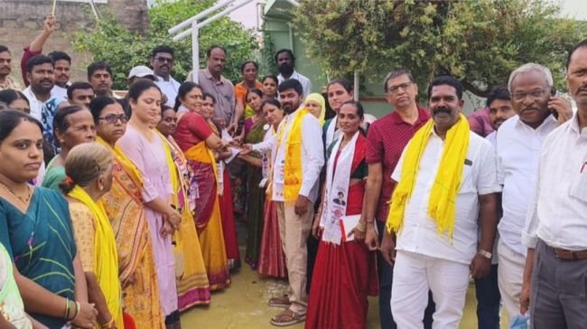 9 వార్డు వెస్ట్ మారెమ్మపల్లి లో చైర్మన్ అభ్యర్థితో కలిసి ఓటర్లను కలిసిన కూటమి అభ్యర్థులు.
