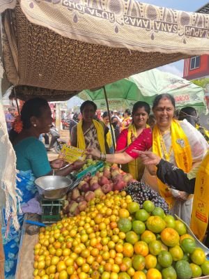 పూలు పండ్లు అమ్మే వ్యాపారస్తుల వద్దకు వెళ్లి ఓటును అభ్యర్థించిన మున్సిపల్ చైర్ పర్సన్ అభ్యర్థి బుట్నా లక్ష్మి.