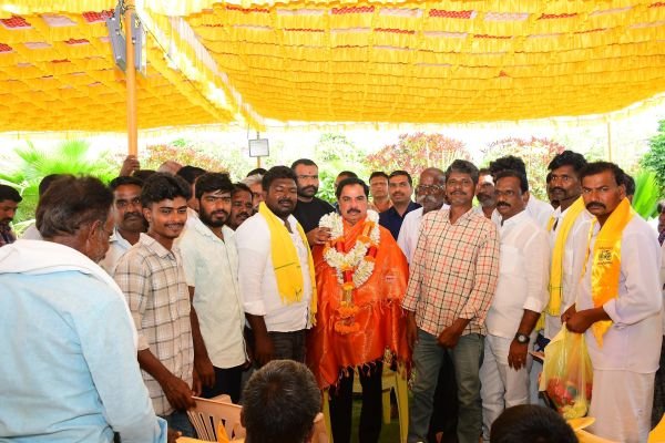 చాపిరి చెరువుకు కృష్ణా జలాలు.. రైతుల హృదయాల్లో అమిలినేనికి ప్రత్యేక స్థానం  రైతుల సంక్షేమానికి ఎమ్మెల్యే అమిలినేని చేస్తున్న కృషి అభినందనీయం  ఘనంగా ఎమ్మెల్యే అమిలినేని సురేంద్రబాబుకు బోరంపల్లి రైతుల సన్మానం