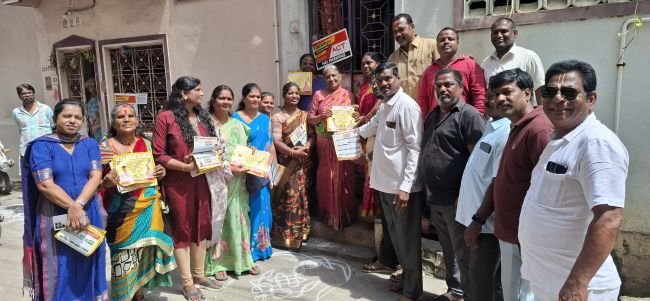 కష్టపడి పనిచేశా కూలిగా ఓట్లు ఇవ్వండి  -మారుతి నగర్ లో బ్యాంకు శాంతమ్మ ప్రచారం 