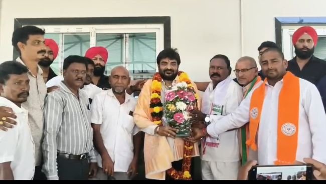 అభిమానులతో ఆత్మీయ కలయికలో పాల్గొన్న ఎం వి ఆర్