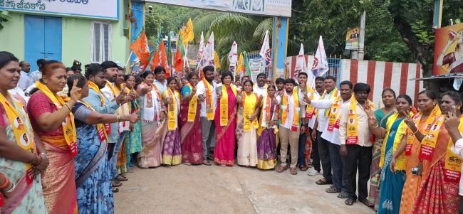స్థానికులకు అందుబాటులో ఉంటాం... -64, 66 డివిజన్ల సమస్యల పరిష్కారానికి కృషి చేస్తాం : కార్పొరేటర్ అభ్యర్థులు అన్నా మల్లీశ్వరి, అన్నా లోకేష్ 