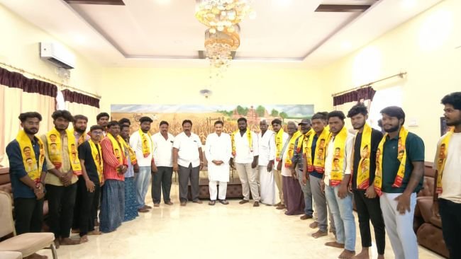 వైసీపీని వీడి టిడిపిలో చేరిన 30 మంది యువకులు...!