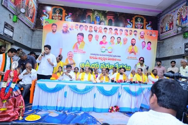 కూటమి అభ్యర్థుల విజయానికి సమష్టిగా పనిచేయాలి.. టి సి వరుణ్..   పాతూరులో ఆర్యవైశ్య సంఘం ఆధ్వర్యంలో ఆత్మీయ సమావేశం 