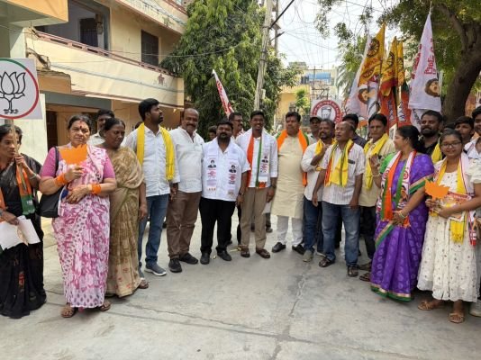 కూటమి అభ్యర్థి వెంకట సాయి ని ఆశీర్వదించండి..   21వ డివిజన్లో  భవాని రవికుమార్, దేవానంద్ విస్తృత ప్రచారం 