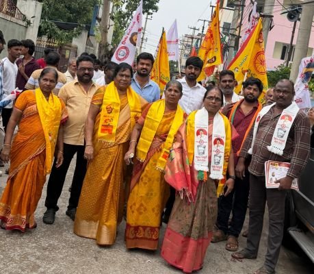 సమస్యల పరిష్కారమే లక్ష్యం : మాధవ్ నగర్ ప్రచారంలో కార్పొరేటర్ అభ్యర్థి మంజుల