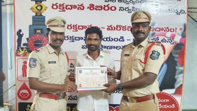 ఆర్టీఐ రాష్ట్ర కార్యదర్శిని అభినందించిన జిల్లా ఎస్పీ రాజేష్ చంద్ర 