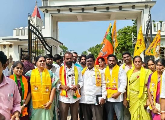 మాజీ ఎమ్మెల్యే వెంకట్రామిరెడ్డి ఏం చేశారు?..  క్రైస్తవుల సంక్షేమ పథకాలపై ఈటె స్వామిదాసు ప్రశ్నలు..   అనంతపురంలో చర్చిల వద్ద కూటమి అభ్యర్థుల తరఫున ఎన్నికల ప్రచారం..