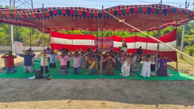మోకాళ్లపై నిరసన వ్యక్తం చేసిన జాతీయ ఆరోగ్య మిషిన్ కాంట్రాక్ట్ ఉద్యోగస్తులు 
