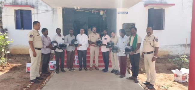 రక్తదాతలకు ఎస్ఐ చేయూత 