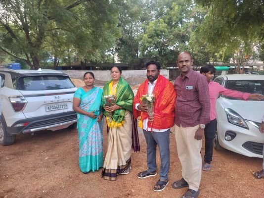 35వ డివిజన్‌లో బంగి నాగకు ఓటర్ల ఆత్మీయ స్వాగతం..  మాజీ మేయర్ స్వరూపాకు శాలువా కప్పి, పుష్పగుచ్ఛంతో స్వాగతం పలికిన స్థానికులు..