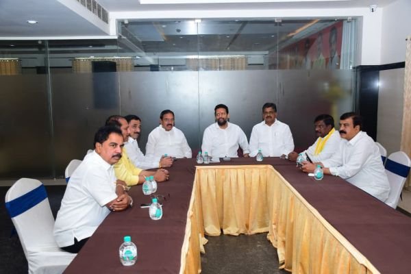 స్థానిక సంస్థల ఎన్నికలపై కీలక సమావేశం  ఇంచార్జ్ మంత్రి టీజీ భరత్, మంత్రి పయ్యావుల కేశవ్‌తో భేటీ  సమావేశంలో పాల్గొన్న కళ్యాణదుర్గం ఎమ్మెల్యే అమిలినేని సురేంద్రబాబు