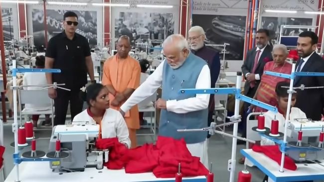 వారణాసిలో నూతన దుస్తుల తయారీ యూనిట్‌ను ప్రారంభించిన ప్రధాని నరేంద్ర మోదీ 