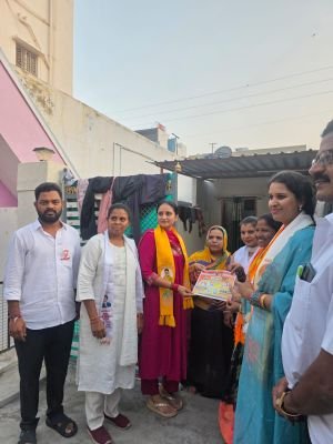 కౌసర్ కు బాసటగా  టి సి యామిని, బల్ల పల్లవి..    32వ డివిజన్లో ఇంటింటా ప్రచారం 