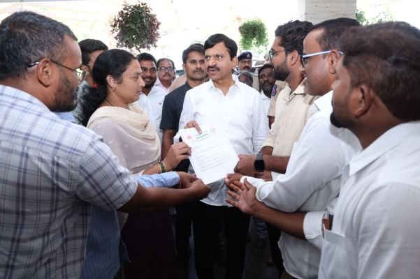 ఎన్ హెచ్ ఎం ఉద్యోగుల సమస్యలు పరిష్కరించాలి  --మంత్రి పొంగులేటికి ఎన్ హెచ్ ఎం ఉద్యోగుల జేఏసీ నాయకుల వినతి