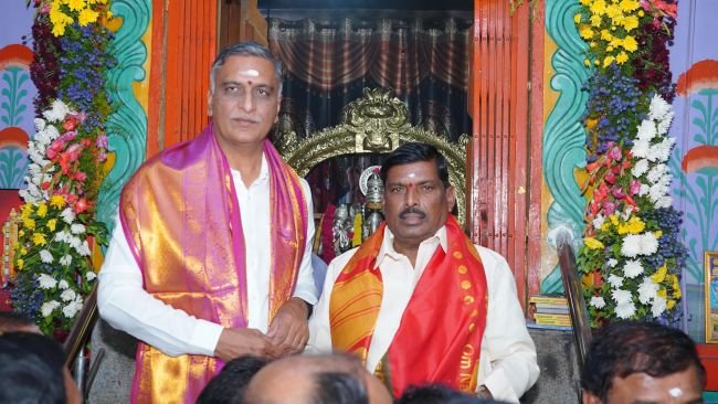 ప్రత్యేక పూజలో పాల్గొన్న  మాజీ మంత్రి హరీష్ రావు 