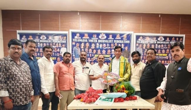 తెలంగాణ రాష్ట్ర యూత్ ఫెడరేషన్ వర్కింగ్ ప్రెసిడెంట్ షేక్ మహబూబ్ జన్మదిన వేడుకల్లో పాల్గొన్న పులిమామిడి రాజు
