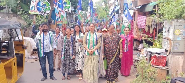 49 వ వార్డు అభివృద్ధికి కృషి చేస్తాను..  *వైసీపీ అభ్యర్థి బొడ్డేటి మాధవి కిరణ్*