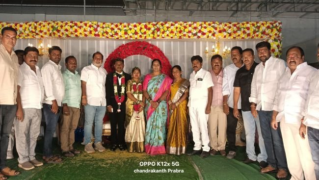 వివాహ వేడుకకు హాజరై నూతన వధూవరులను ఆశీర్వదించిన మాజీ డిప్యూటీ స్పీకర్ పద్మా దేవేందర్ రెడ్డి.