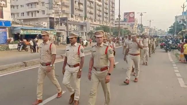 ప్రశాంత ఎన్నికలే లక్ష్యం.. దువ్వాడలో పోలీసుల ఫ్లాగ్‌మార్చ్‌
