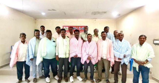 జర్నలిస్టులకు హెల్త్ కార్డులు, ఇళ్ల స్థలాలు కేటాయించాలి.