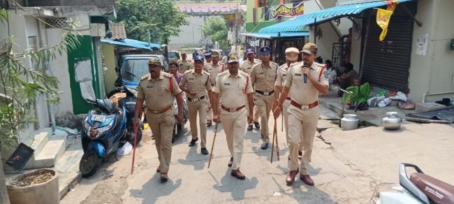 నాలుగో పట్టణ పోలీసులు  ఫ్లాగ్ మార్చ్ నిర్వహించారు