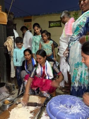 మున్సిపల్ చైర్ పర్సన్ అభ్యర్థి బోయ మౌనిక రొట్టెలు కాల్చుతూ ఓటర్లను ఆకర్షించింది.