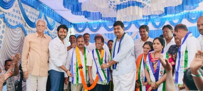 టీడీపీకి బిగ్ షాక్‌.. వైఎస్సార్‌సీపీలోకి 156 కుటుంబాలు చేరిక!