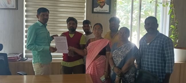 మున్సిపల్ సిబ్బందిని పర్మినెంట్ చేయాలి 