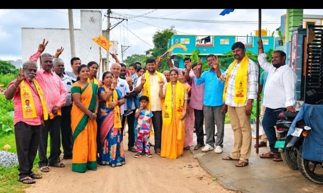 అభివృద్ధిని చూసి గెలిపించండి - ఎమ్మెల్యే గురజాల జగన్ మోహన్ ఆదేశాల మేరకు ప్రచారం జోరు  - మేయర్ అభ్యర్థి కటారి హేమలత గెలుపు కోసం కార్పొరేటర్ అభ్యర్థి తేజశ్రీ పచ్చప్ప విస్తృత ప్రచారం