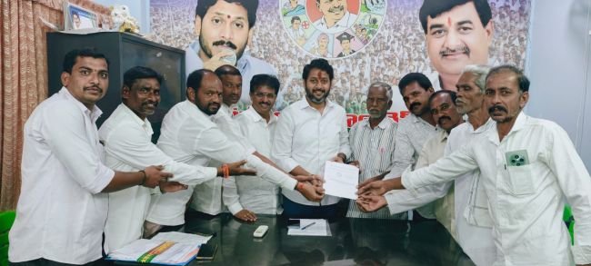 అభ్యర్థులకు వైఎస్సార్‌సీపీ బి-ఫారాలు అందజేత