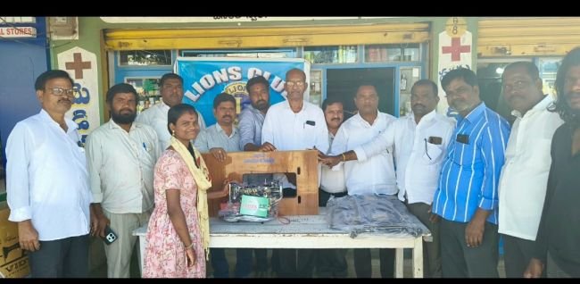 లైన్స్ క్లబ్ ఆఫ్ వట్పల్లి వారి ఆధ్వర్యంలో, కుట్టు మిషన్లు పంపిణీ.