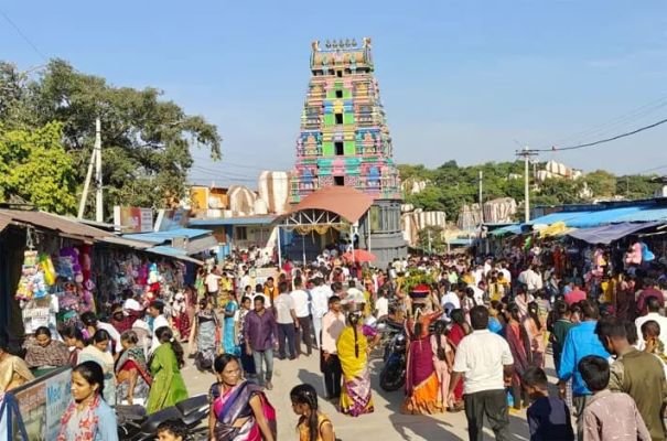 భక్తులతో కిటకిటలాడిన ఏడుపాయల
