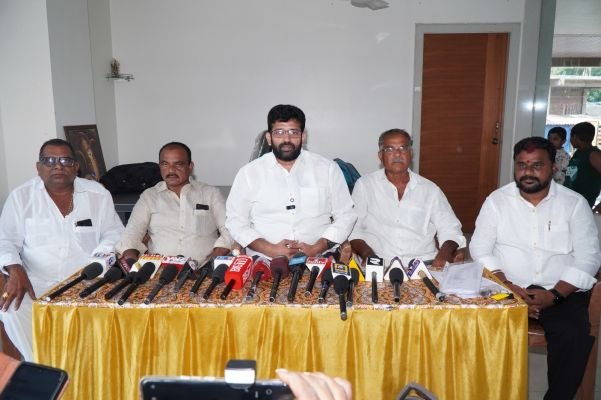 వేలం పాటల రాజకీయం మానండి : మాజీ ఎమ్మెల్యే జక్కంపూడి రాజా హితవు