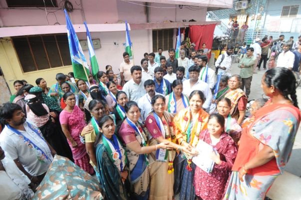 కర్నూలు 19వ వార్డు బుధవారపేటలో వైఎస్సార్‌సీపీ ఎన్నికల ప్రచారం 