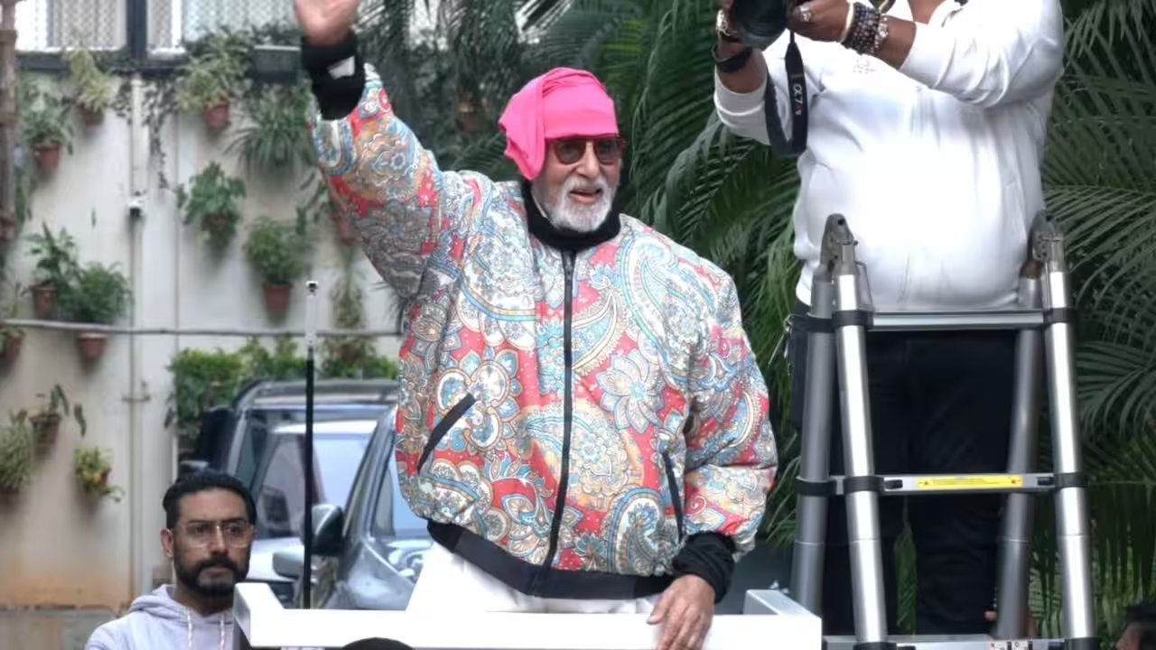 జల్సా నివాసం వెలుపల అభిమానులను పలకరించిన అమితాబ్ బచ్చన్.. ఆరోగ్య రికవరీ వేళ భారీ భద్రత నడుమ సందడి!