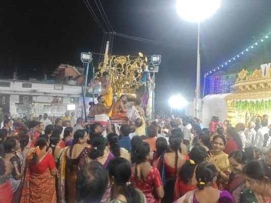 పొన్న వాహనంపై దర్శనమిచ్చిన స్వామి