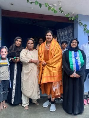 వర్షాన్ని సైతం లెక్కచేయకుండా శ్రీలక్ష్మి రాజేష్ ప్రచారం