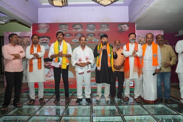 ప్రజా సమస్యల పరిష్కారమే కూటమి లక్ష్యం -22ఏ, టీడీఆర్ బాండ్ల సమస్యకు 100 శాతం పరిష్కారం చూపిస్తాం -1000 మంది ఓటర్ల ఆత్మీయ సమావేశంలో 52వ డివిజన్ ఎన్డీఏ కూటమి కార్పొరేటర్ అభ్యర్థి గుడిపల్లి పృథ్వి హామీ