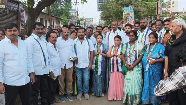 జంగారెడ్డిగూడెంలో వైసీపీ అభ్యర్థుల ఇంటింటా ప్రచారం,
