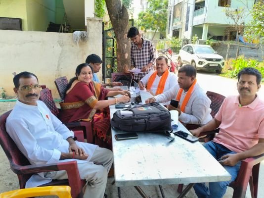 హస్తినాపురంలో పట్టభద్రుల ఎమ్మెల్సీ ఓటరు నమోదు కార్యక్రమం.. డిగ్రీ పూర్తి చేసిన ప్రతి ఒక్కరూ నమోదు చేసుకోవాలని బీజేపీ పిలుపు!