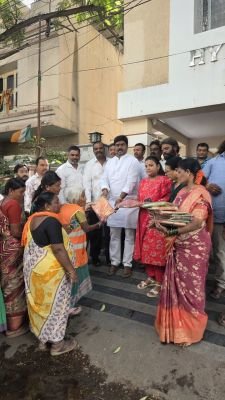 విజయారెడ్డి జన్మదినోత్సవం పురస్కరించుకుని జీహెచ్ఎంసీ పారిశుధ్య కార్మికులకు చీరలు, భోజనం అందించిన మోహన్ యాదవ్