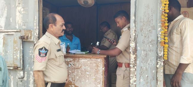 దాడులతో దడ పుట్టిస్తున్న నందికొట్కూరు ఎక్సైజ్ సీఐ ఎస్.ఆర్ ....నాయక్..!