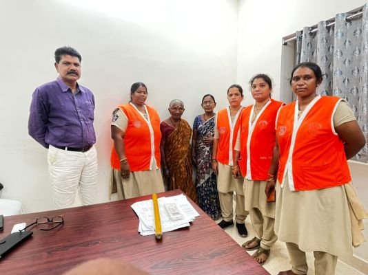 డయల్ 112 కాల్‌ పై తక్షణమే స్పందించిన ఏలూరు జిల్లా 'శక్తి' టీమ్                     -- తీవ్ర అస్వస్థతతో ఉన్న వృద్ధురాలిని ఆసుపత్రికి తరలించి ఆమె  కుటుంబ సభ్యులకు సురక్షితంగా అప్పగింత