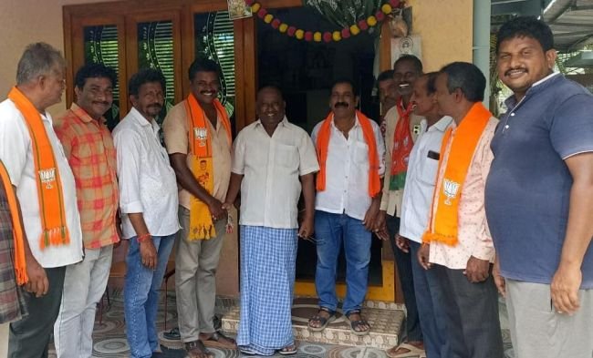 మల్లవరంలో ఎంపీటీసీ అభ్యర్థి ప్రచారం